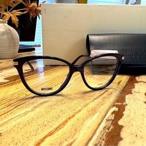 MOSCHINO | Glasses with case and wipe